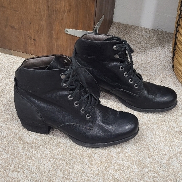 Merrell Shiloh Lace Up Boots - Picture 2 of 5